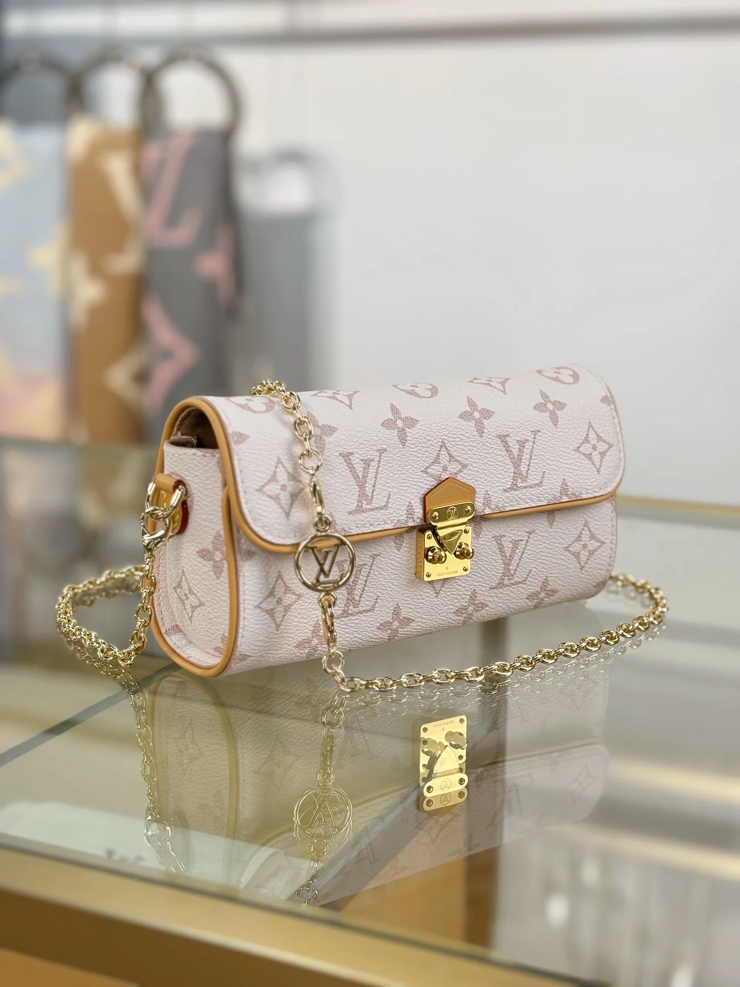 Louisvuitton Pochette Camille M26583 20.5x11x6 cm - description_image3