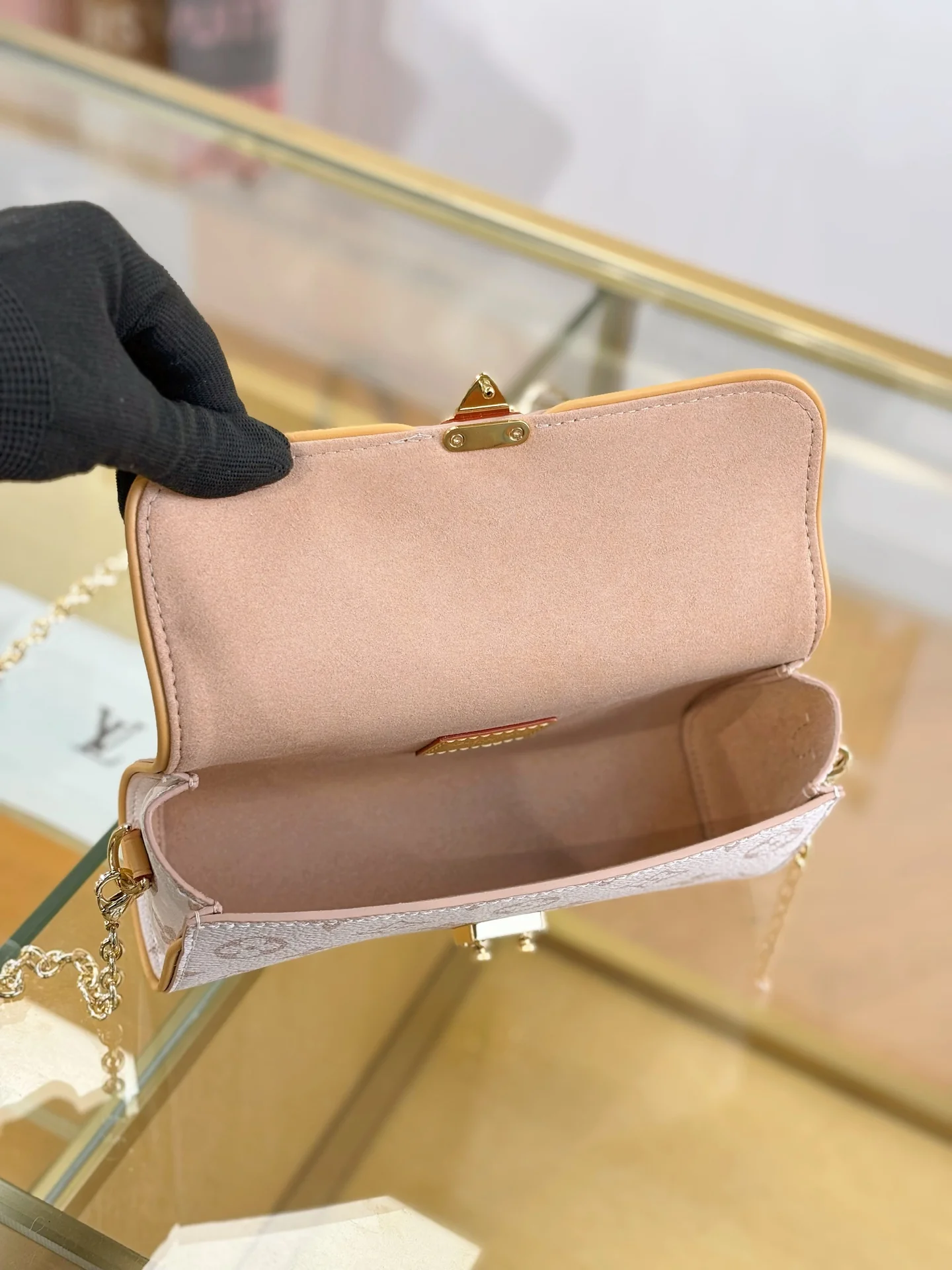 Louisvuitton Pochette Camille M26583 20.5x11x6 cm - description_image6