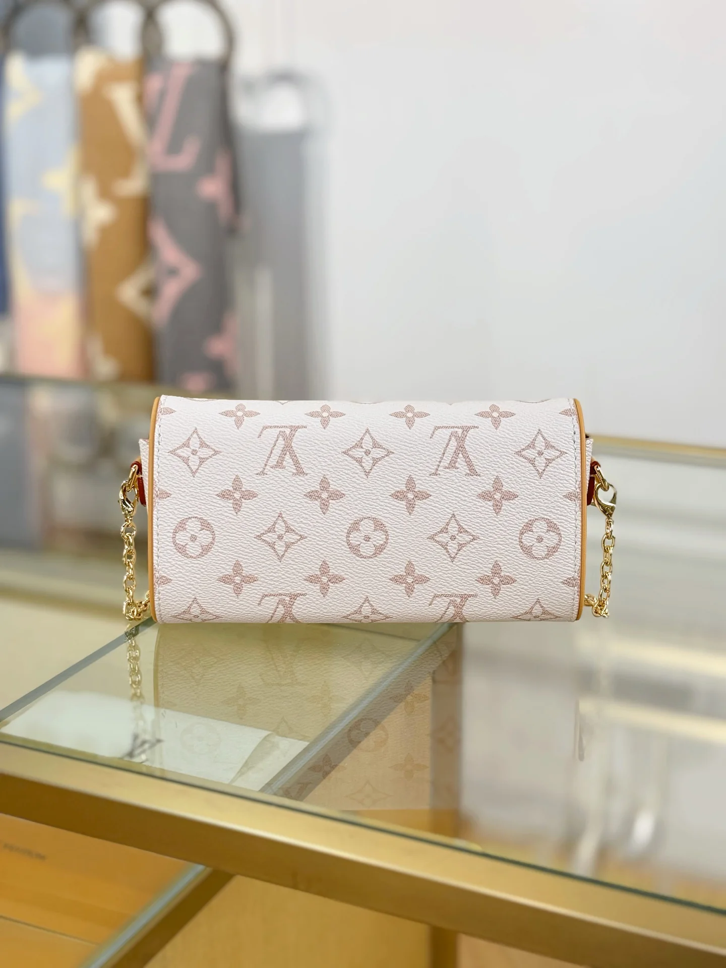 Louisvuitton Pochette Camille M26583 20.5x11x6 cm - description_image8