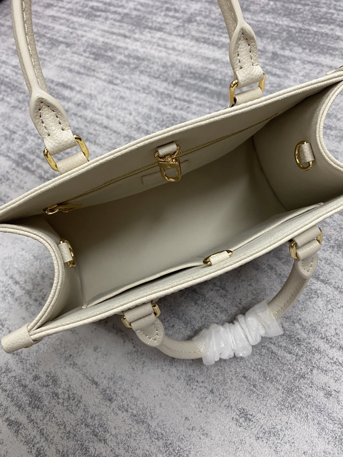 Louisvuitton Onthego Small Tote M46513 25 x 19 x 11.5 cm - description_image8