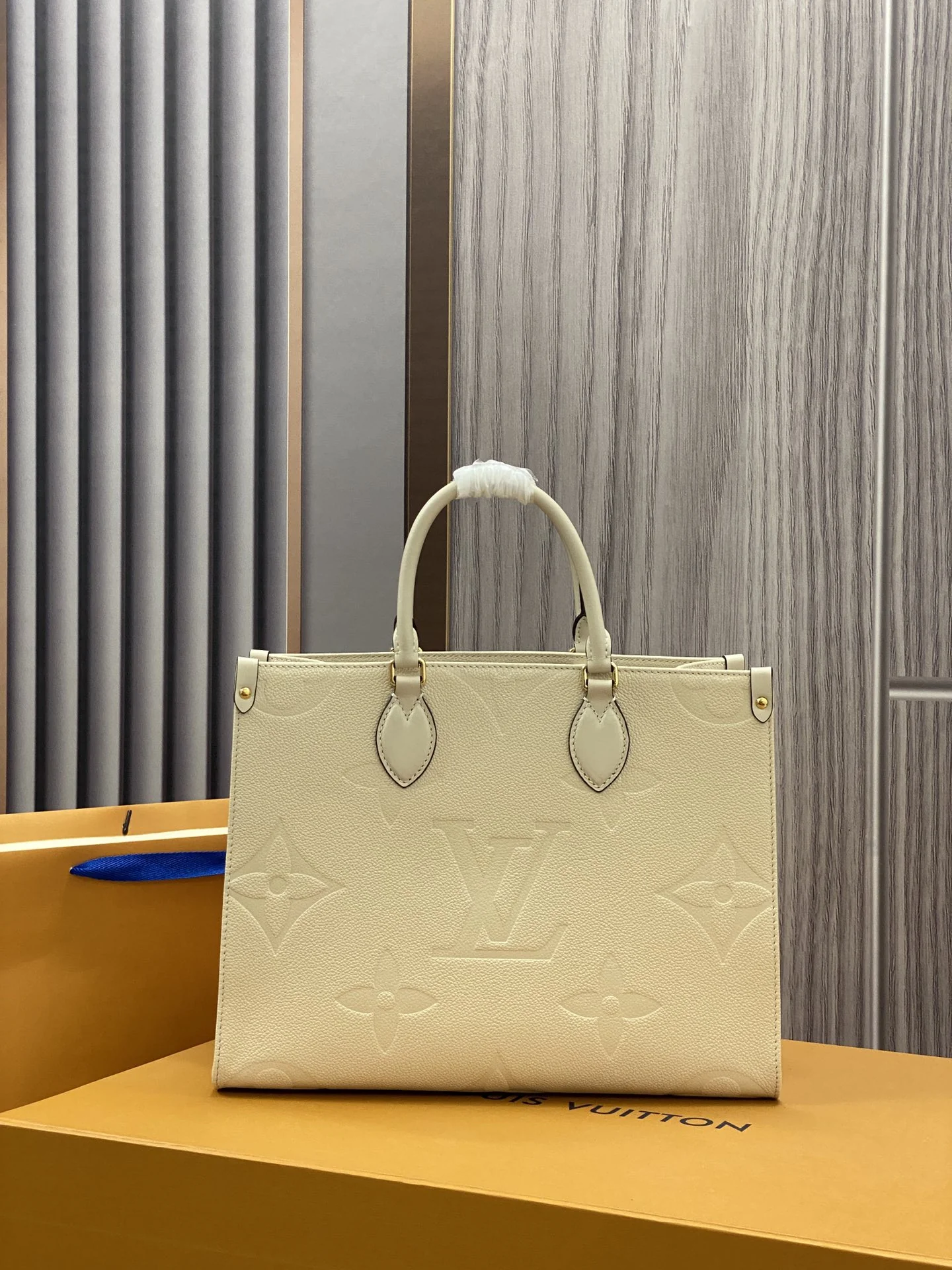 Louisvuitton OnTheGo Medium Tote M46531 35 x 27 x 14 cm - description_image1
