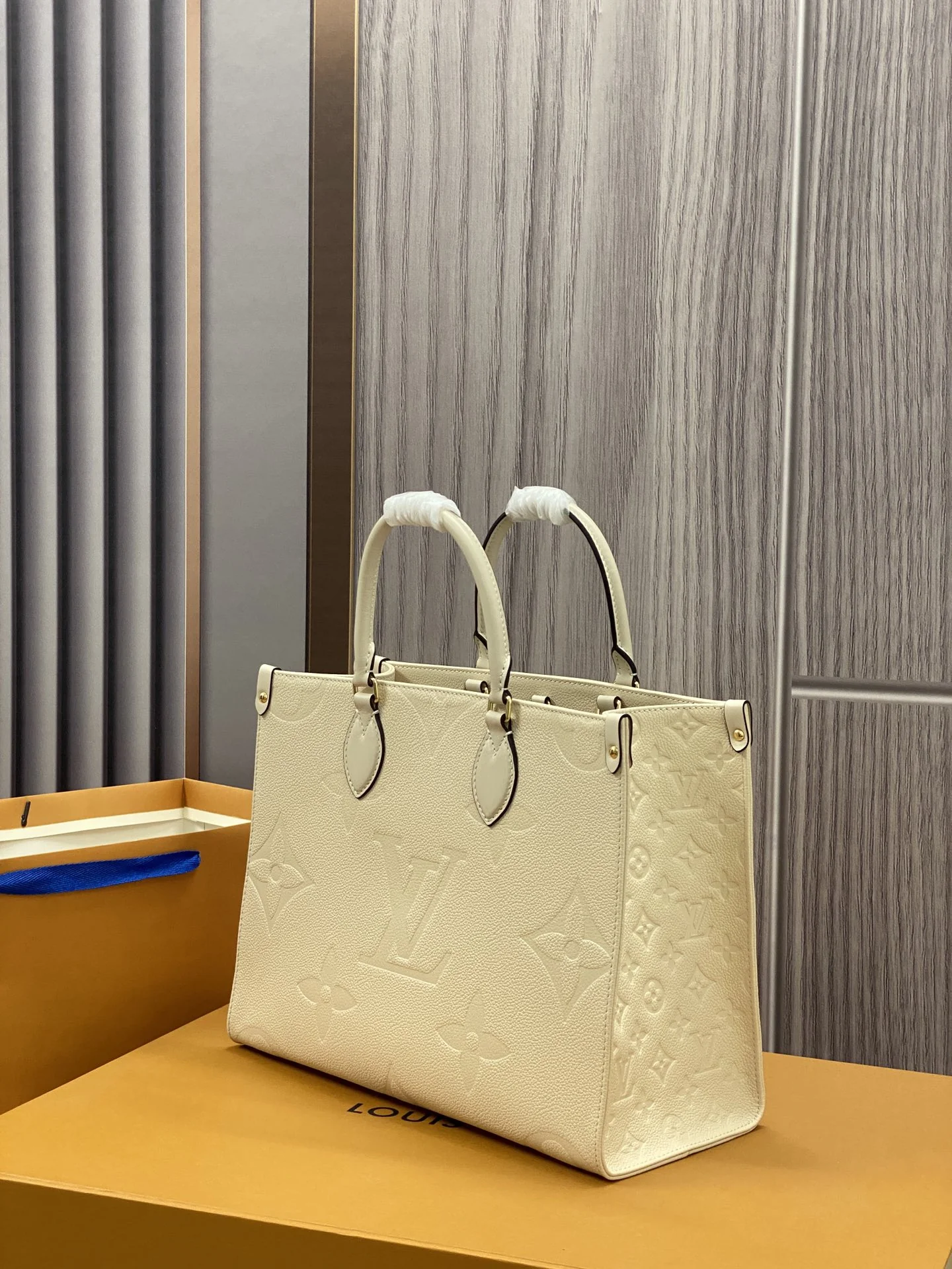 Louisvuitton OnTheGo Medium Tote M46531 35 x 27 x 14 cm - description_image2