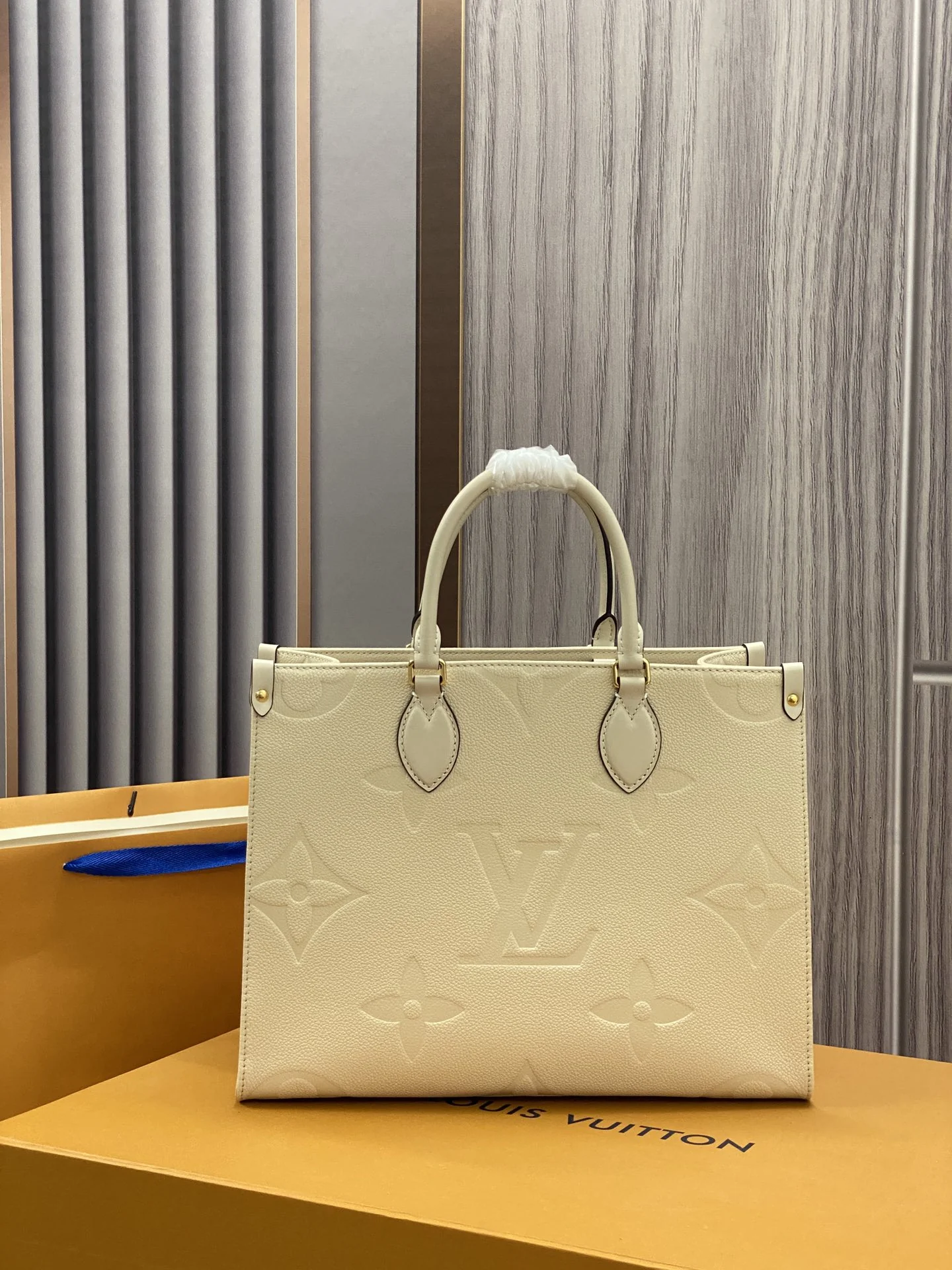 Louisvuitton OnTheGo Medium Tote M46531 35 x 27 x 14 cm - description_image3