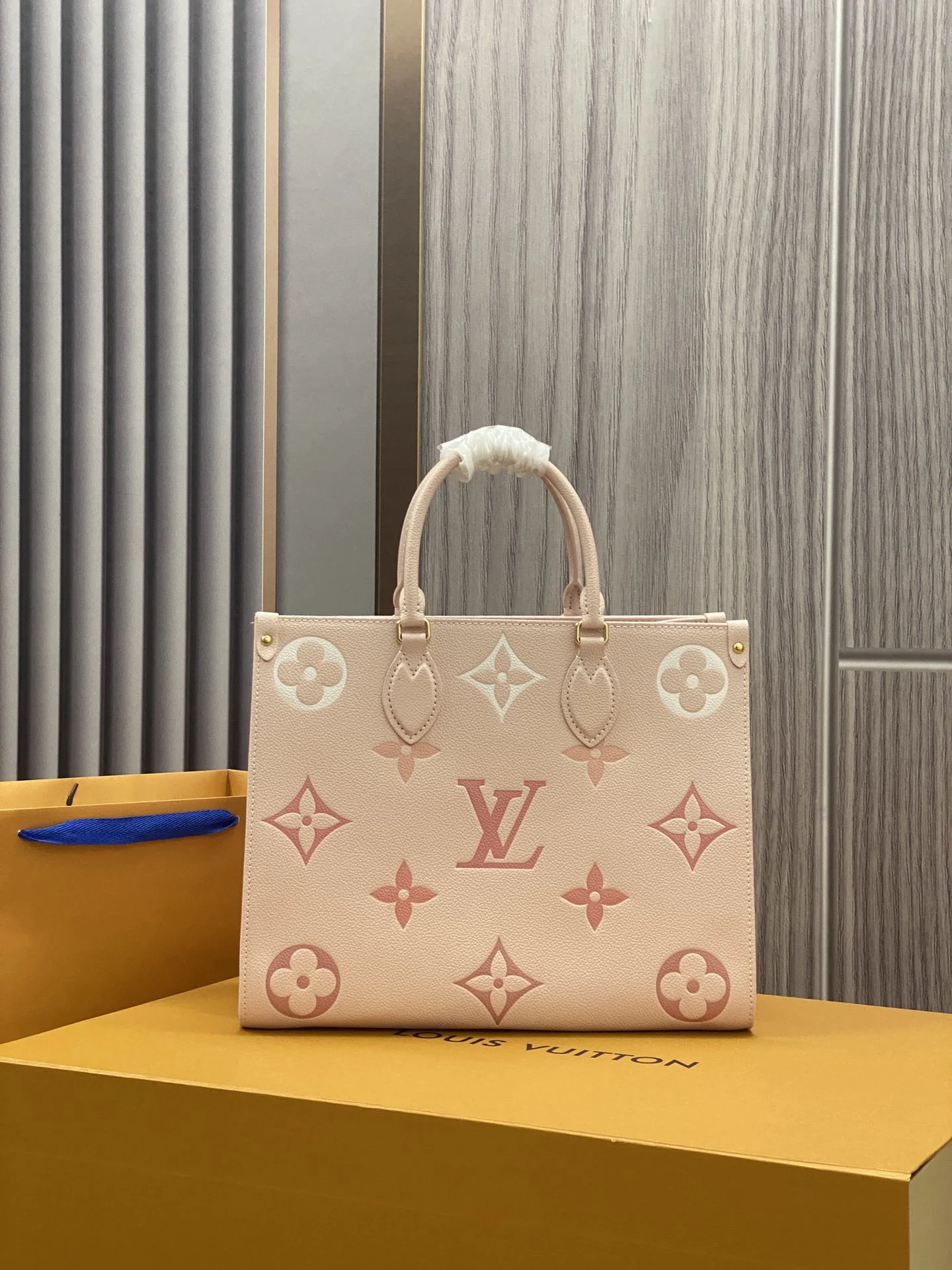Louisvuitton OnTheGo Medium Handbag 35 x 27 x 14 cm - description_image1