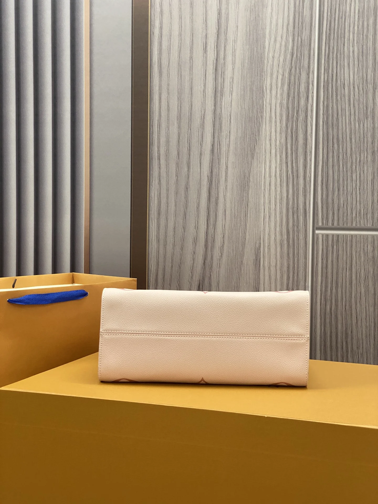 Louisvuitton OnTheGo Medium Handbag 35 x 27 x 14 cm - description_image4