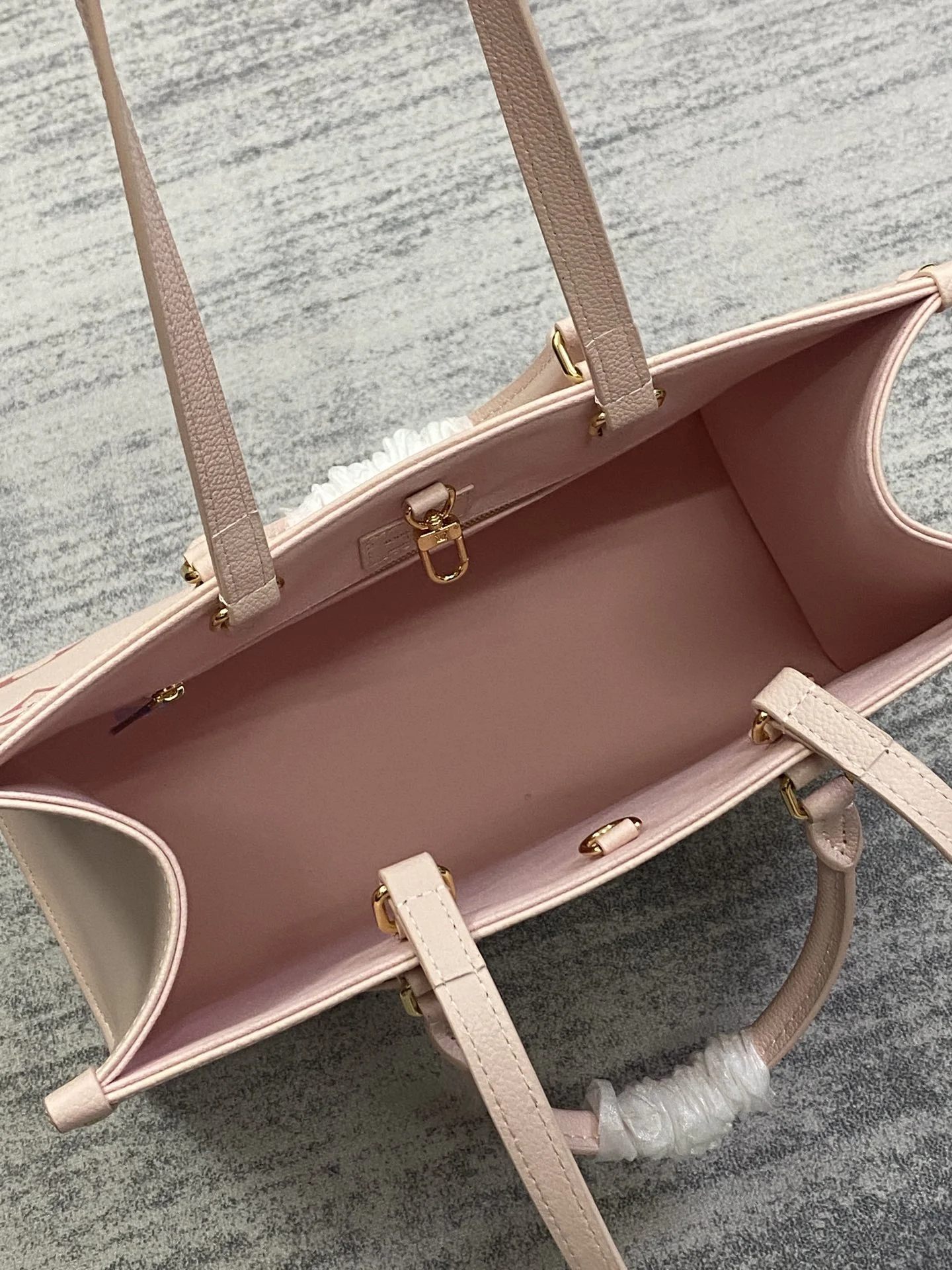 Louisvuitton OnTheGo Medium Handbag 35 x 27 x 14 cm - description_image8