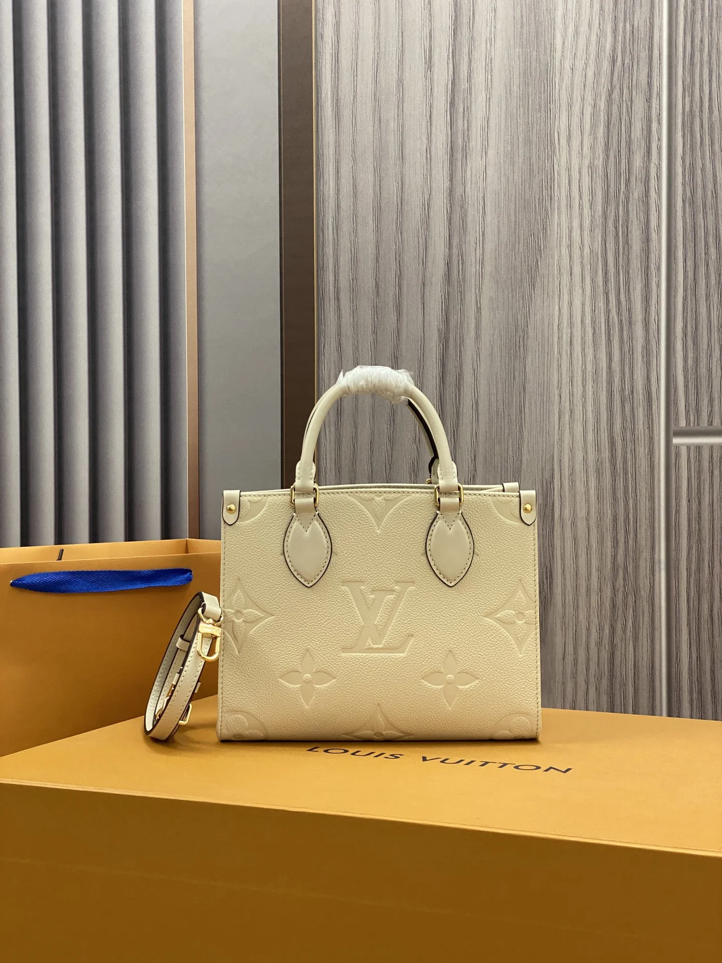 Louisvuitton OnTheGo Small Handbag M46569 25 x 19 x 11.5 cm - description_image1