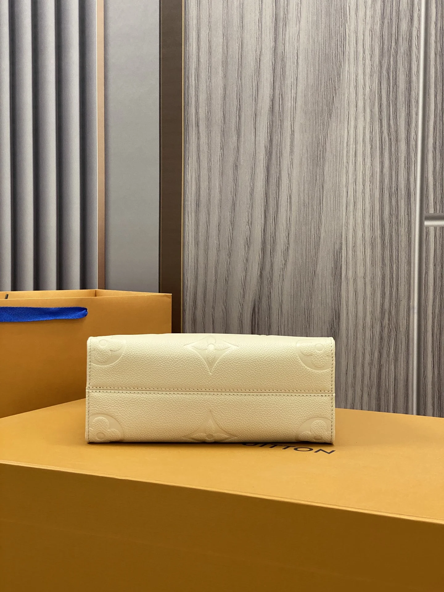 Louisvuitton OnTheGo Small Handbag M46569 25 x 19 x 11.5 cm - description_image4