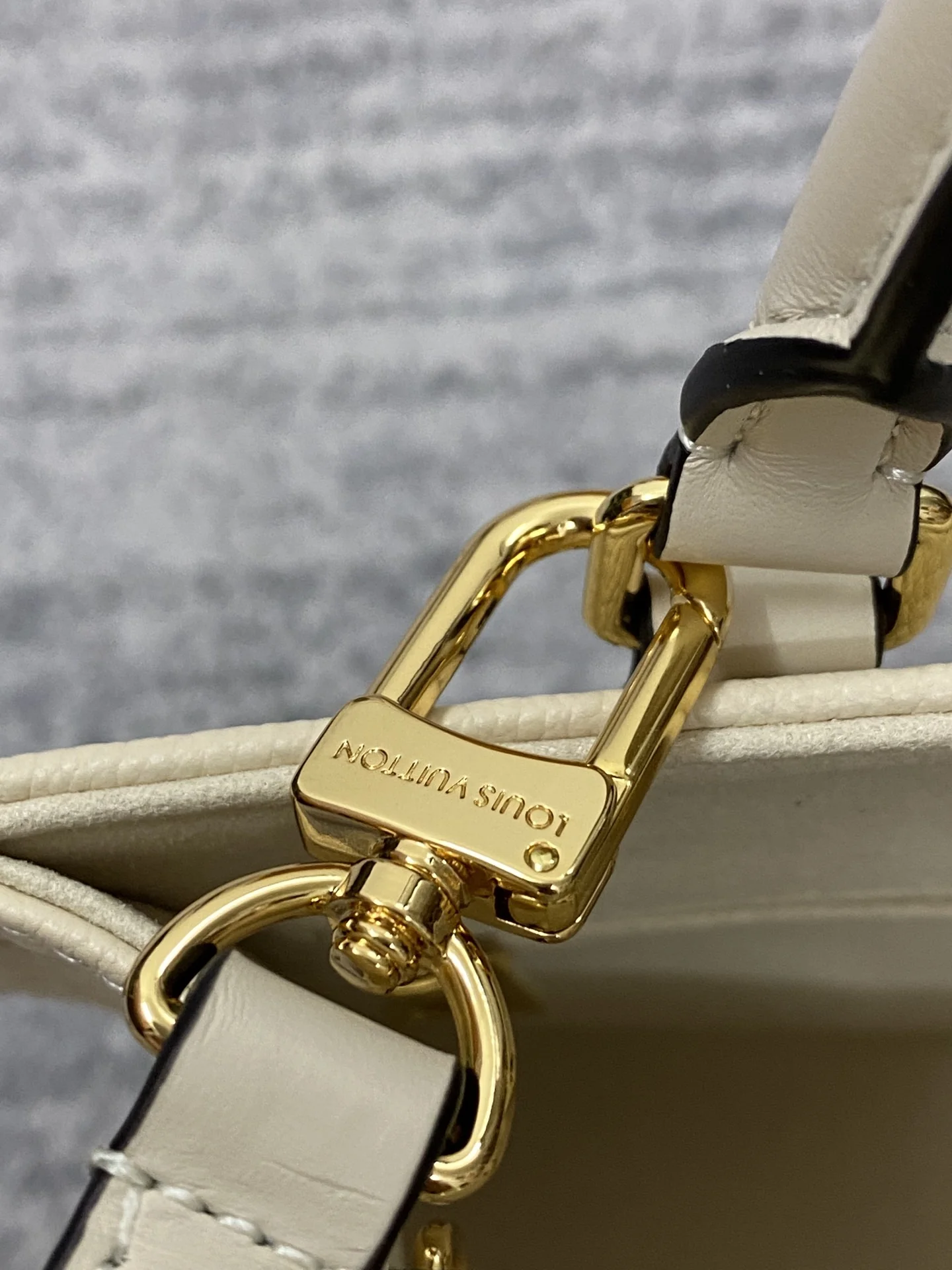 Louisvuitton OnTheGo Small Handbag M46569 25 x 19 x 11.5 cm - description_image5