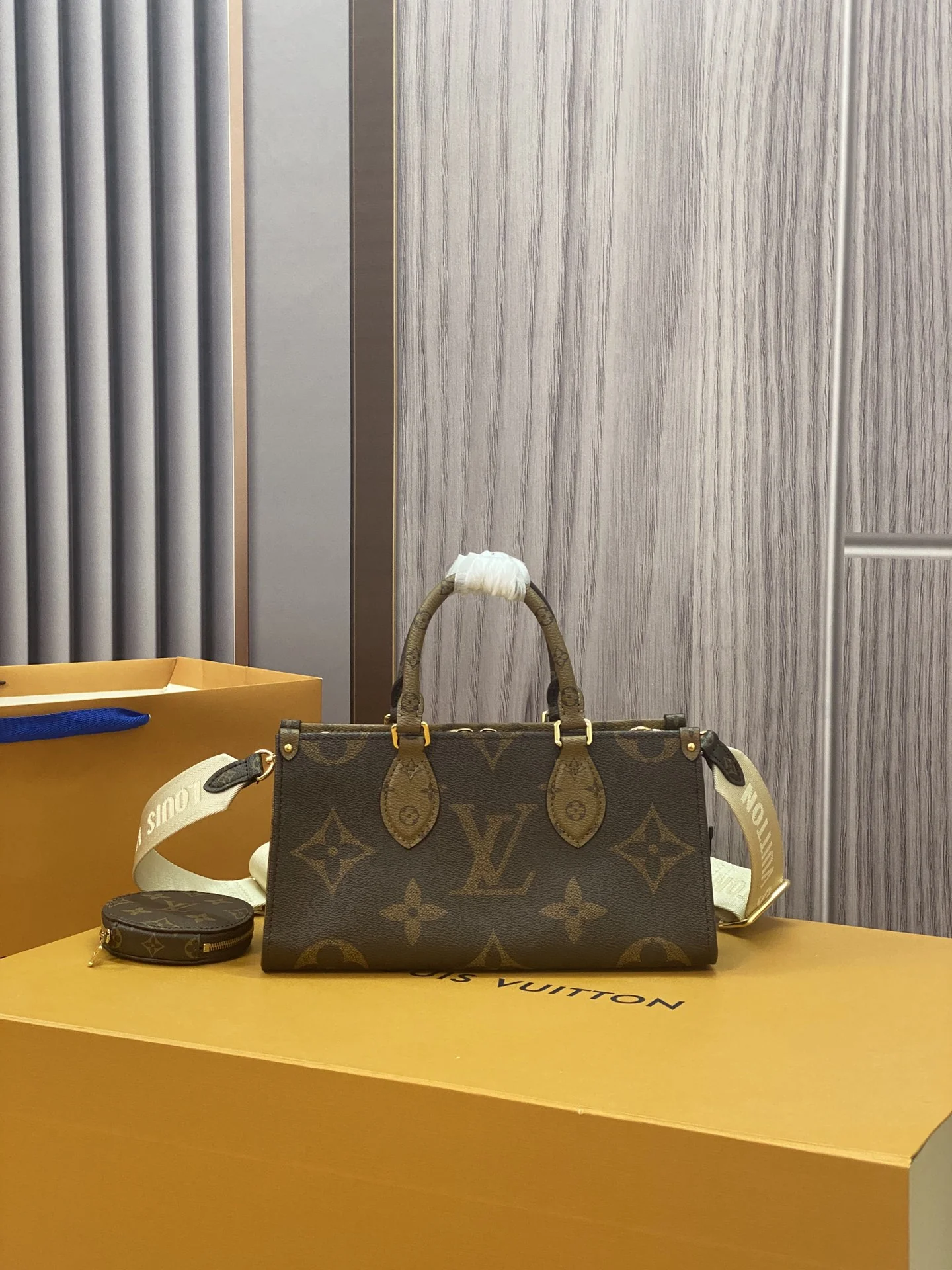 Louisvuitton OnTheGo Tote M46653 25x13x10 cm - description_image1