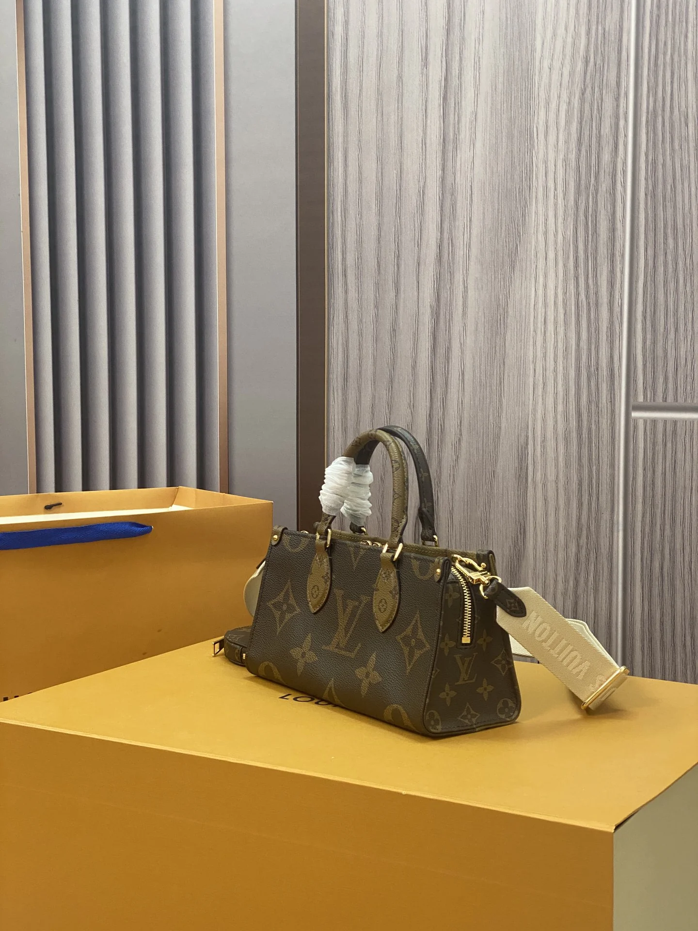 Louisvuitton OnTheGo Tote M46653 25x13x10 cm - description_image2