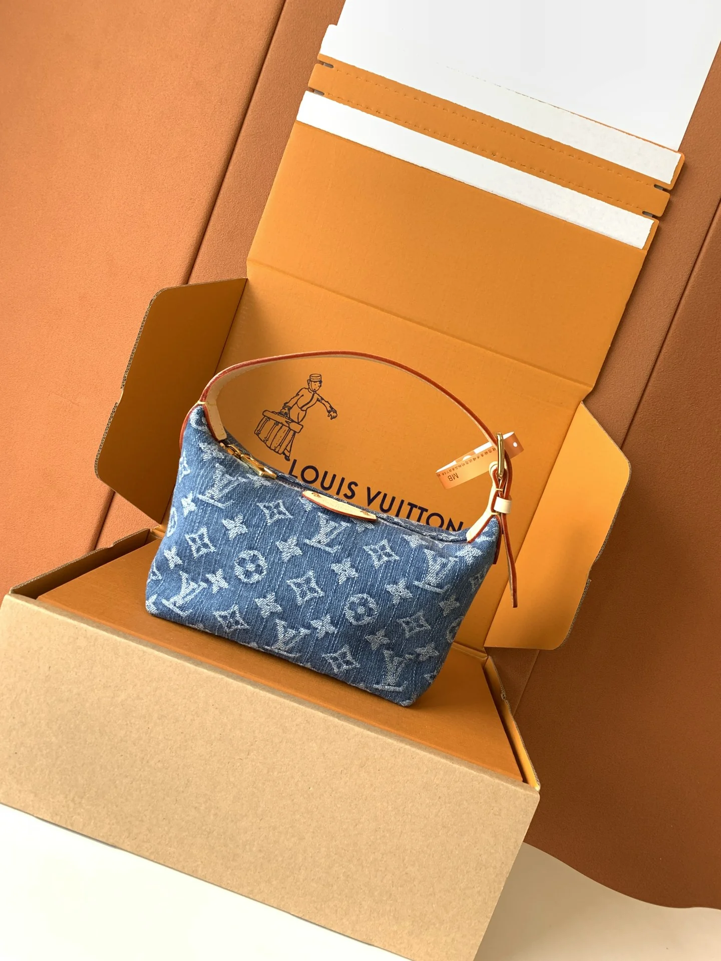 Louisvuitton HILLS POCHETTE M82949 18.5x11x6.5 cm - description_image1
