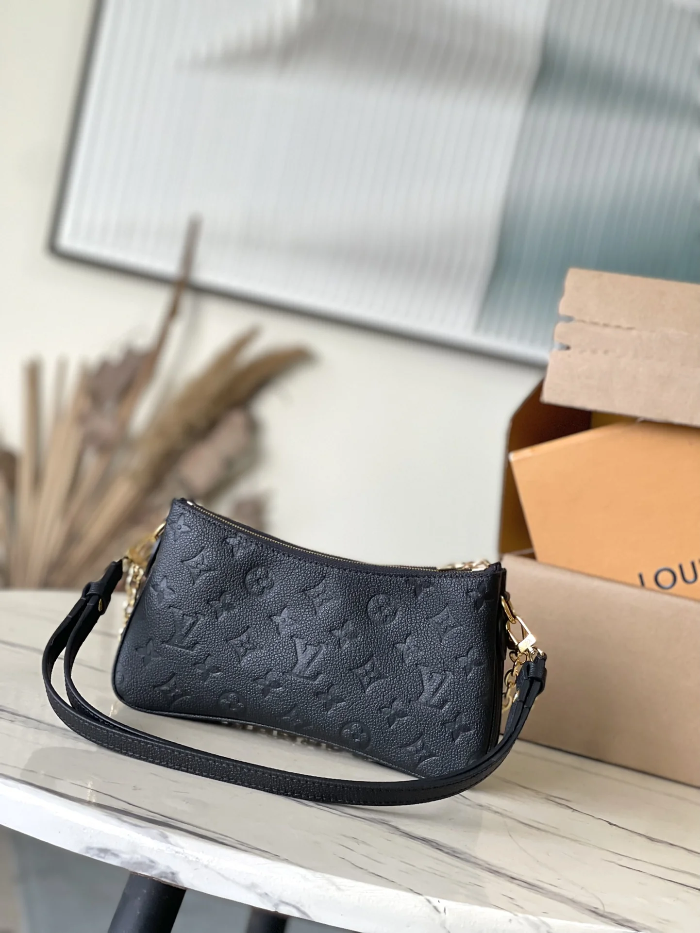 Louisvuitton Monogram Empreinte Liv Pochette M83301 24x13x6.5 cm - description_image3