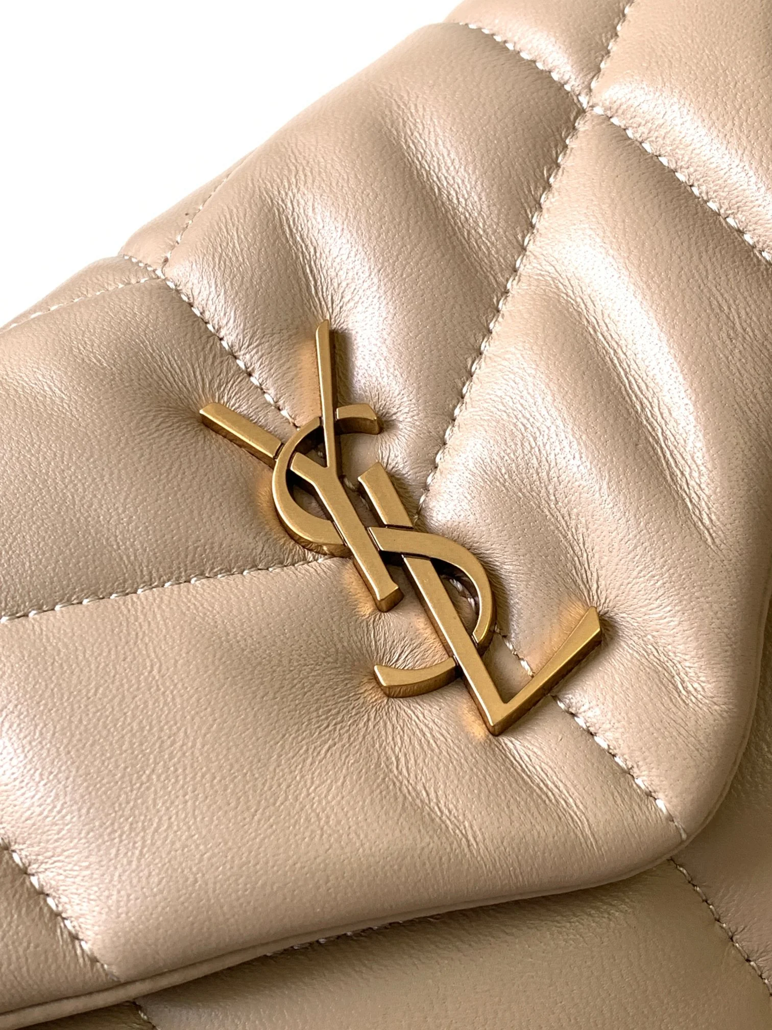 Saint Laurent Lou Quilted Lambskin Puffer Bag 23x15.5x5.8 cm - description_image4