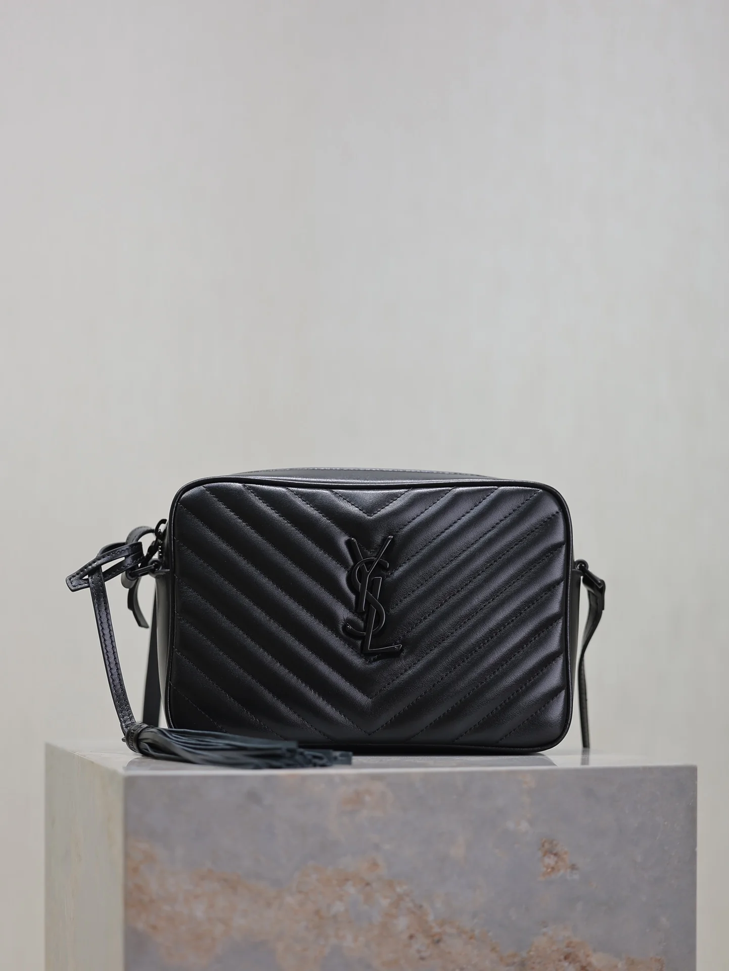 Saint Laurent Lou Camera Bag 23x16x6 cm - description_image1