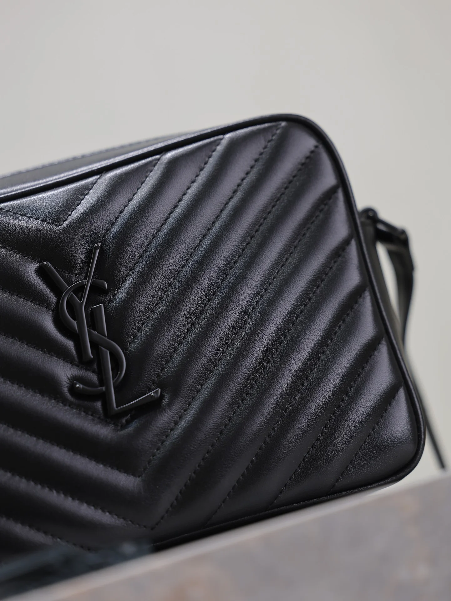 Saint Laurent Lou Camera Bag 23x16x6 cm - description_image4