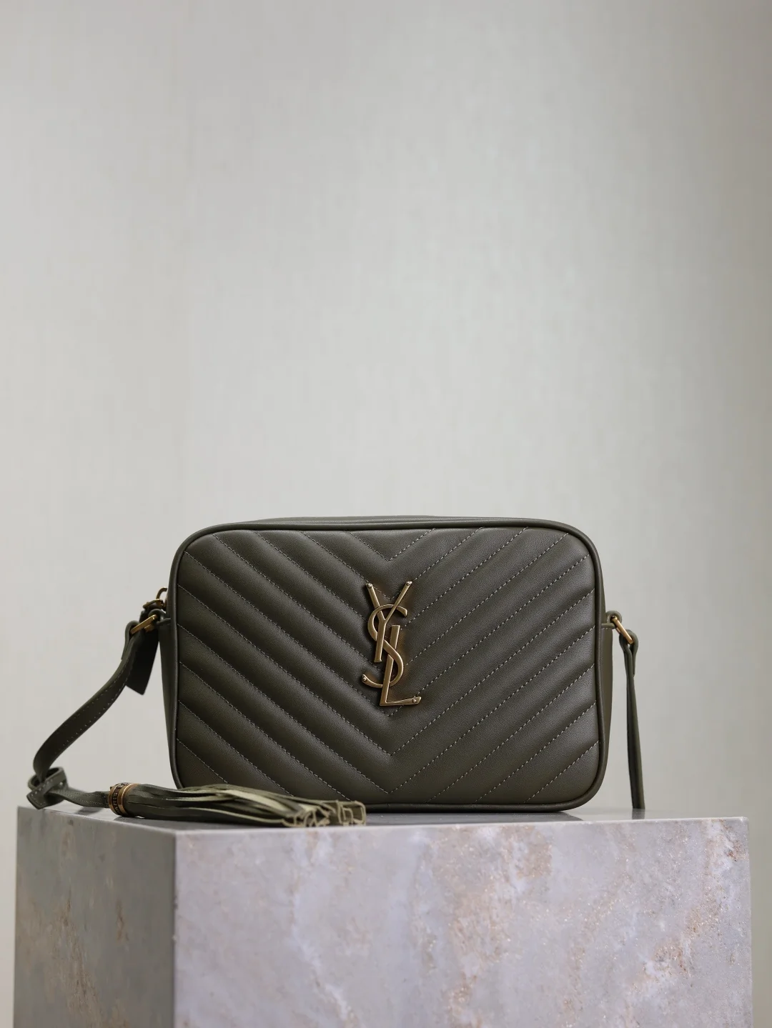 Saint Laurent Lou Camera Bag 520534-1 23x16x6 cm - description_image1