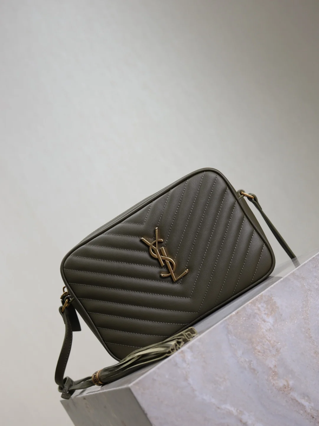 Saint Laurent Lou Camera Bag 520534-1 23x16x6 cm - description_image2