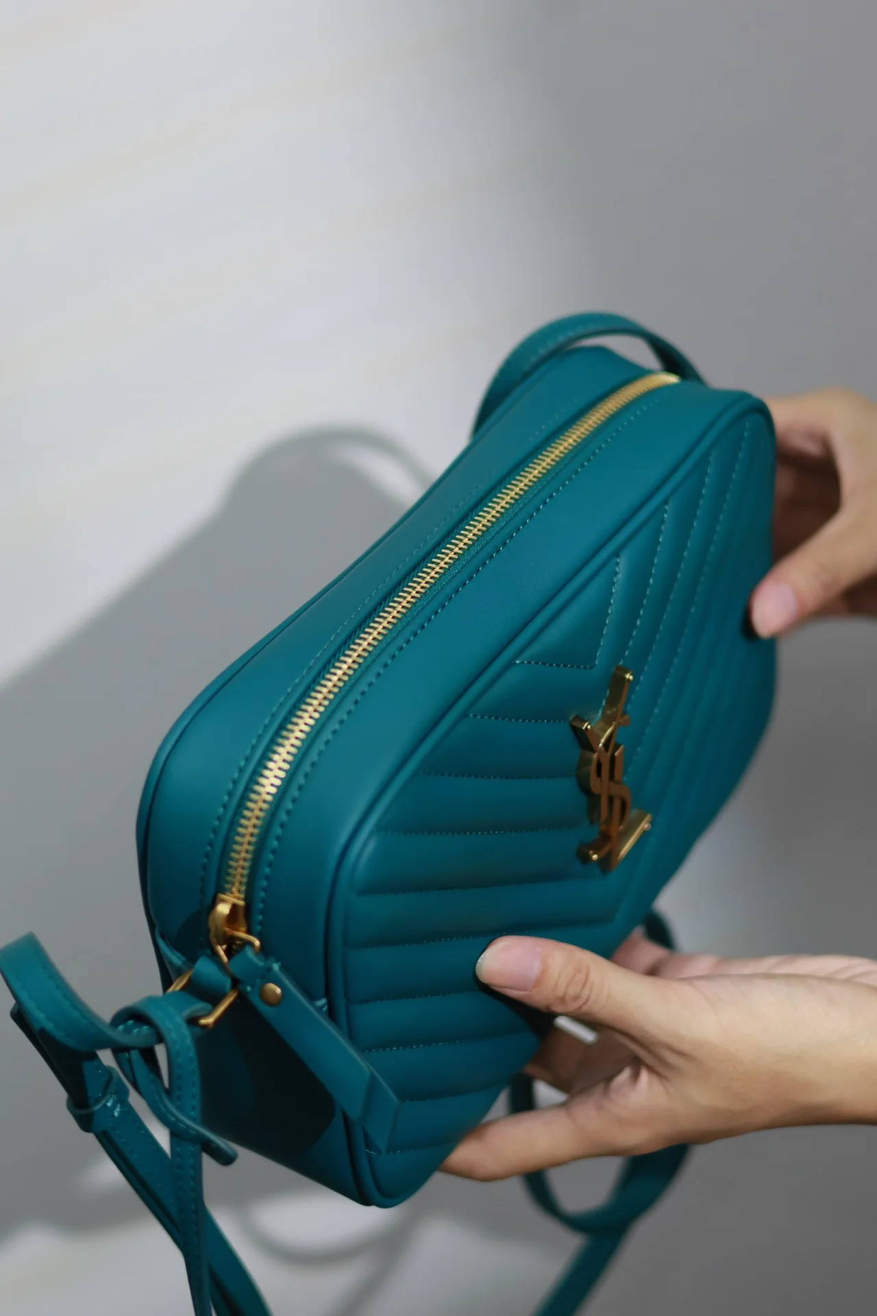 Saint Laurent Lou Camera Bag 520534-1 23x16x6 cm - description_image5