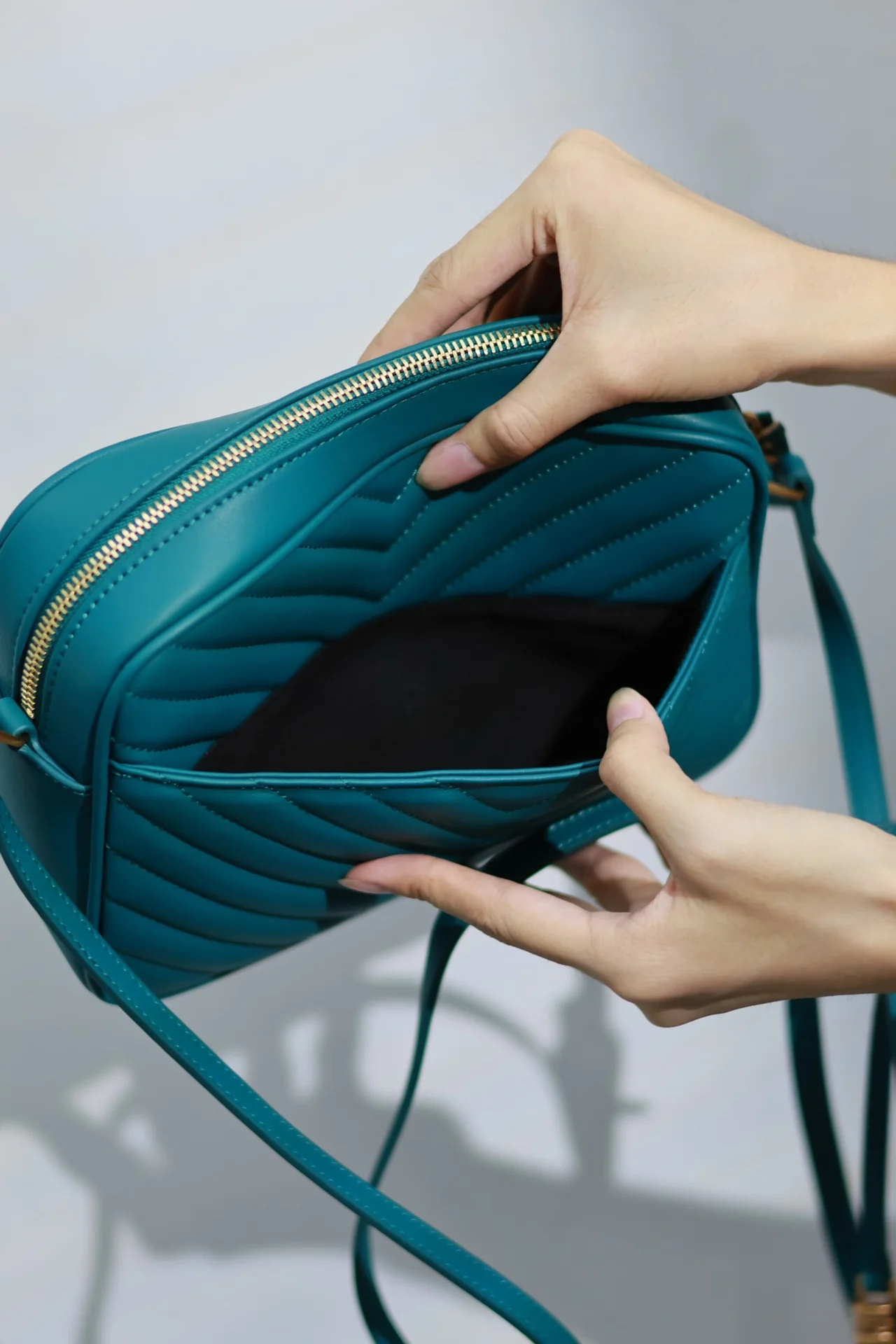 Saint Laurent Lou Camera Bag 520534-1 23x16x6 cm - description_image9