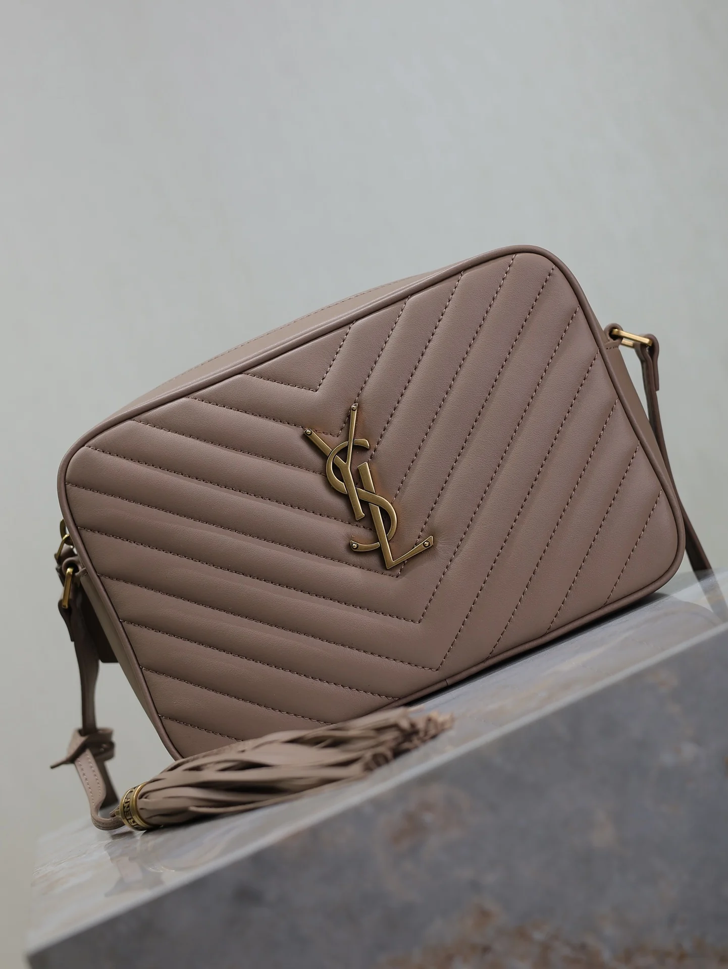 Saint Laurent Lou Camera Bag 520534-1 23x16x6 cm - description_image2