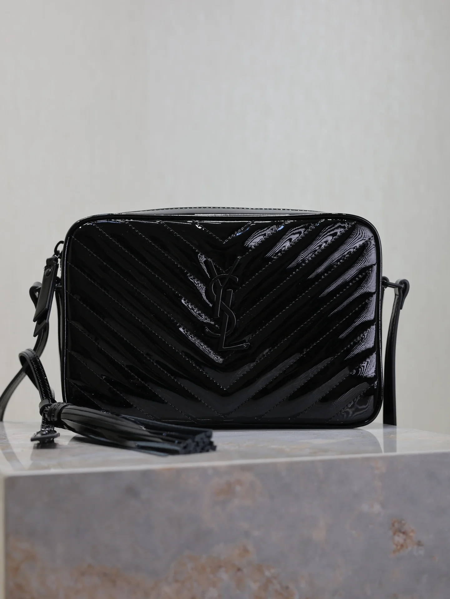 Saint Laurent Lou Camera Bag Model 520534 23x16x6 cm - description_image1