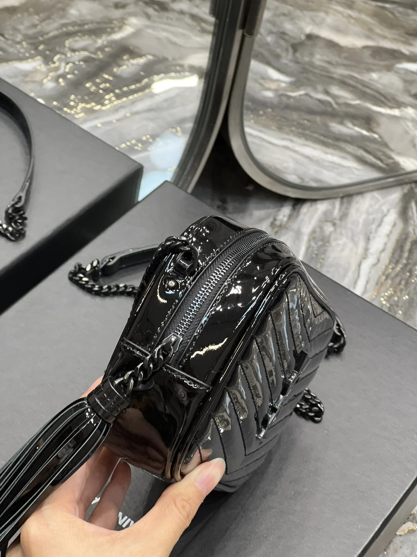 Saint Laurent Lou Mini Camera Bag 585040 18x10x5 cm Saint Laurent Lou Mini Camera Bag 585040 18x10x5 cm - description_image5