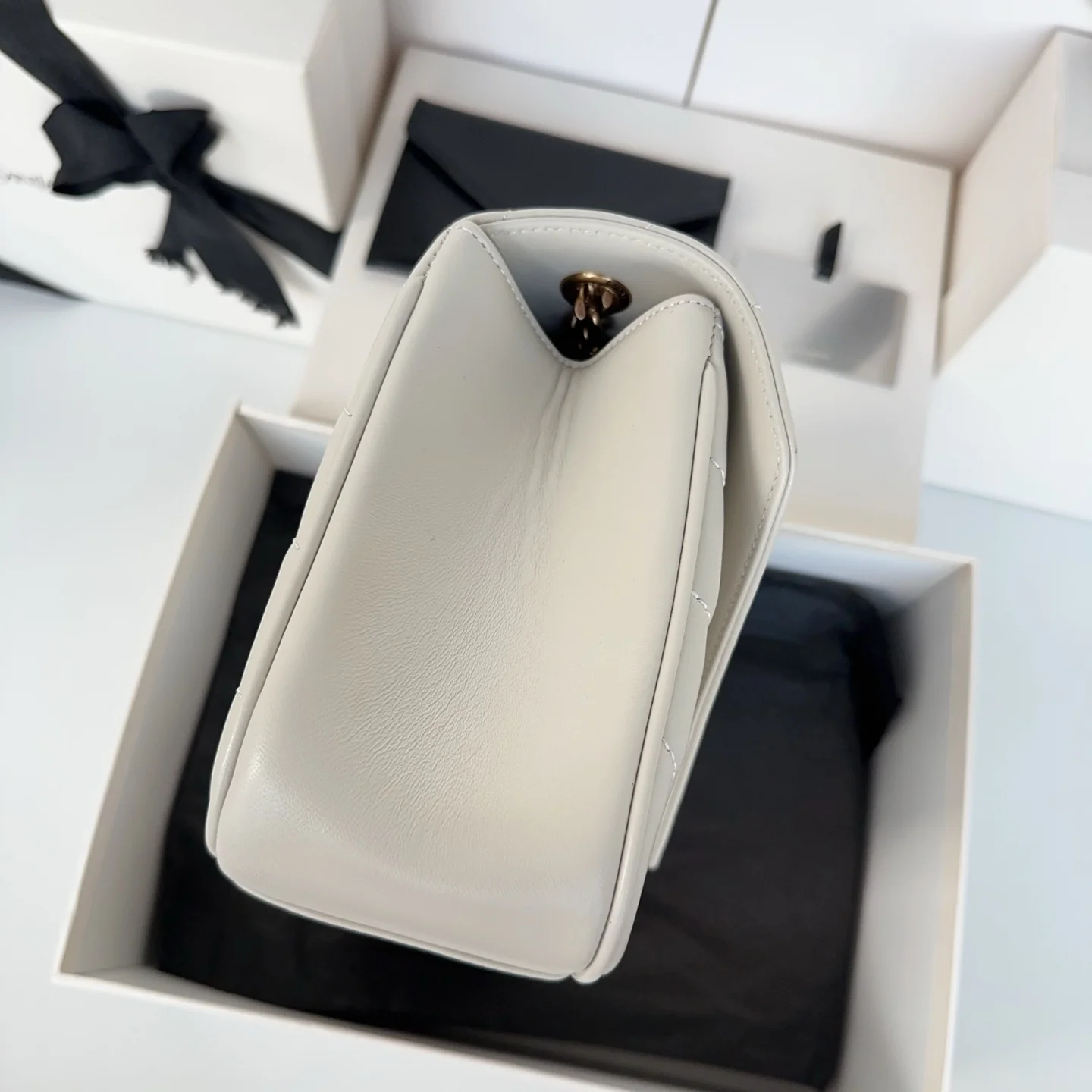 Saint Laurent LouLou Medium Coated Lambskin Shoulder Bag 29x17x8 cm - description_image4